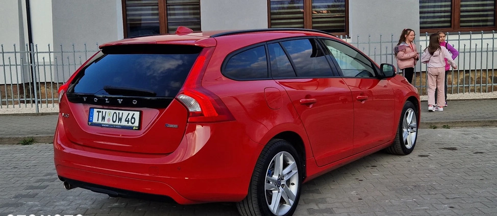 Volvo V60 cena 44700 przebieg: 221000, rok produkcji 2014 z Pionki małe 562